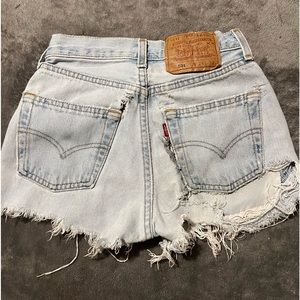 ❌ SOLD ❌ VINTAGE DISTRESSED LEVI’S SHORTS